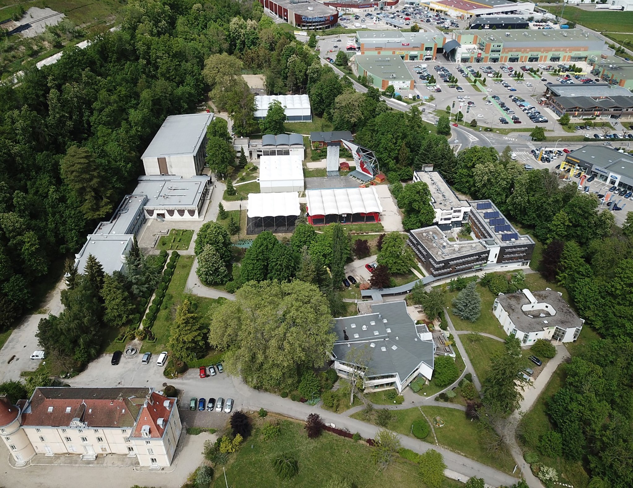 Le Château Chapeau Cornu et sa piscine dans un cadre idyllique, parfait pour organiser un événement d'entreprise